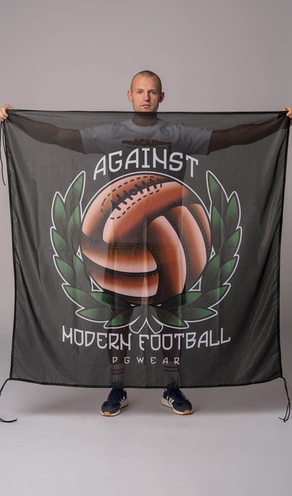Flagge gegen modernen Fußball